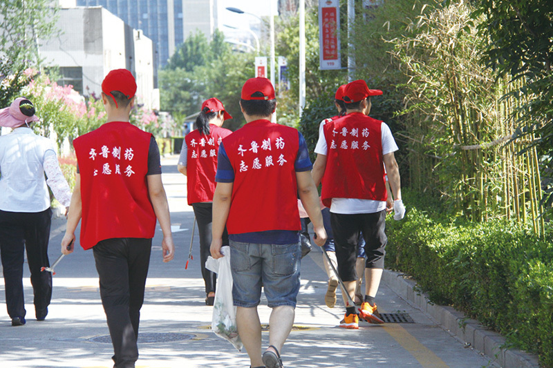 齐鲁制药红马甲志愿者们来到社区参加创城活动